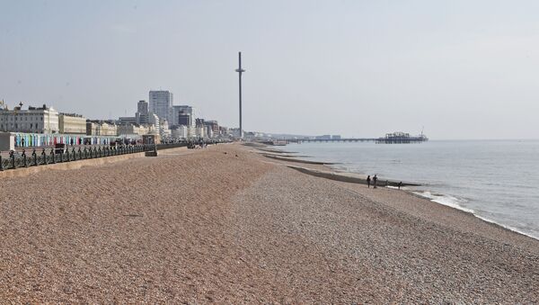 Praia em Brighton vazia devido à pandemia no Reino Unido, 11 de abril de 2020 - Sputnik Brasil