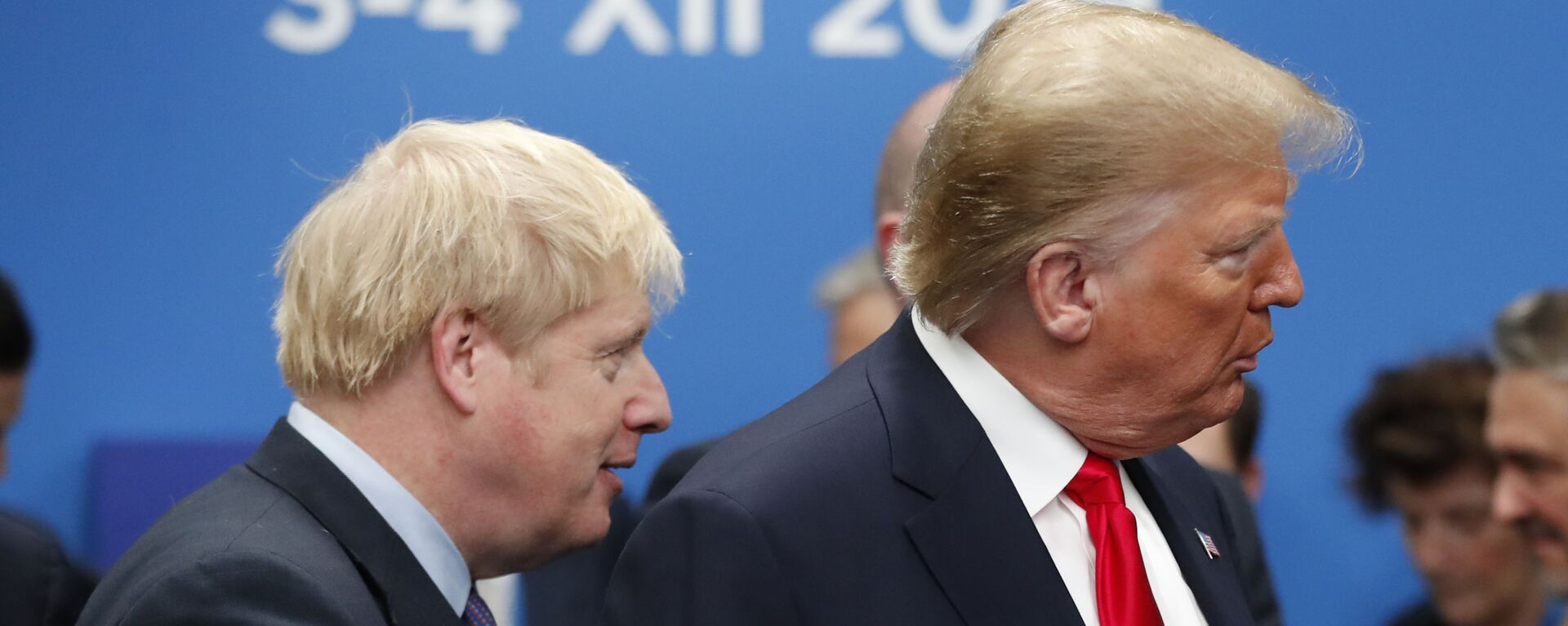 O primeiro-ministro britânico, Boris Johnson, caminha até o presidente norte-americano, Donald Trump - Sputnik Brasil, 1920, 08.07.2022
