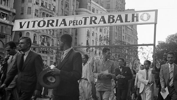 Desfile de 100 mil trabalhadores na Avenida Rio Branco, no Rio de Janeiro, 2 de setembro de 1942 - Sputnik Brasil