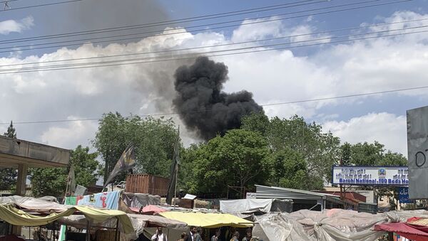 Fumaça é vista no céu depois que homens armados atacam hospital em Cabul, Afeganistão, 12 de maio de 2020 - Sputnik Brasil
