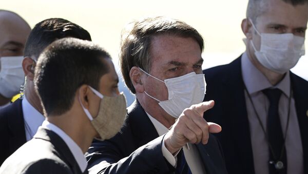 Presidente do Brasil, Jair Bolsonaro, usa máscara protetora durante conferência de imprensa, na saída do Palácio da Alvorada, em Brasília, 11 de maio de 2020 - Sputnik Brasil