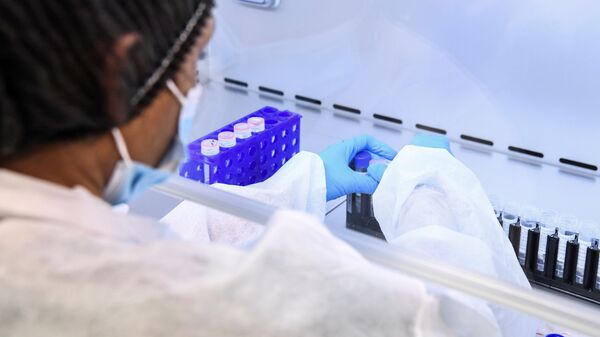 Testes de coronavírus sendo analisados em laboratório em Paris, na França, 11 de maio de 2020 - Sputnik Brasil