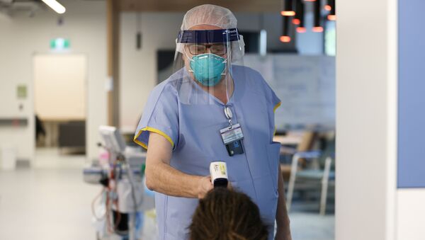 Enfermeiro verifica temperatura de paciente em clínica de testes para coronavírus, Sydney, Austrália, 12 de maio de 2020 - Sputnik Brasil