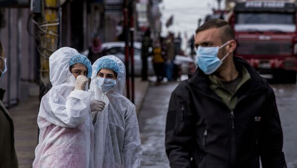Profissionais da saúde com máscaras para se protegerem do coronavírus na Síria - Sputnik Brasil