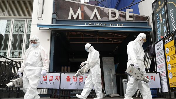 Funcionários da prefeitura de Seul, capital da Coreia do Sul, desinfetam casa noturna, 12 de maio de 2020 - Sputnik Brasil