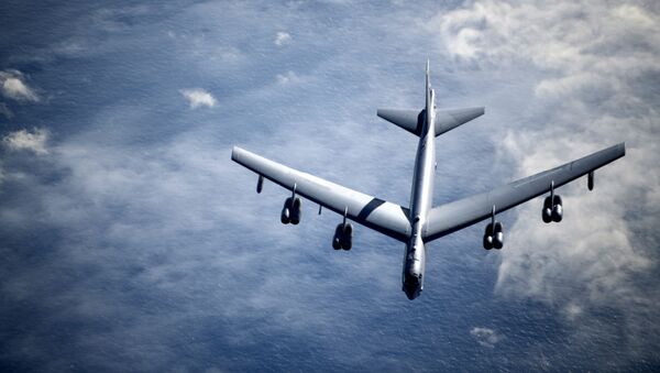 Um bombardeiro B-52 Stratofortress da Força Aérea dos EUA se afasta de um KC-135 da 100ª Ala de reabastecimento aéreo, no Reino Unido, após receber abastecimento durante uma missão do bombardeiro estratégico no dia 7 de maio de 2020 - Sputnik Brasil