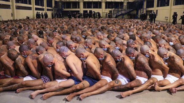 Prisioneiros na prisão de Izalco, em San Salvador, durante uma operação de segurança em 25 de abril de 2020 - Sputnik Brasil
