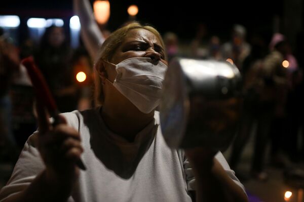 Familiares com máscaras contra o coronavírus protestam pelas condições enfrentadas em presídios na Colômbia - Sputnik Brasil