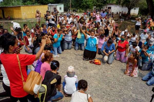Familiares rezam por presidiários na Venezuela após revolta em presídio - Sputnik Brasil