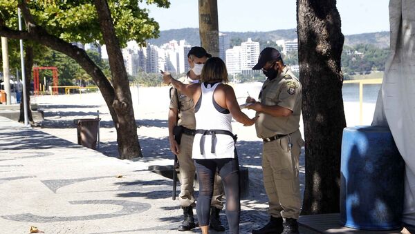 Guardas municipais fiscalizam movimentação de pessoas na praia de Icaraí, em Niterói, que decretou lockdown na segunda-feira (11) - Sputnik Brasil