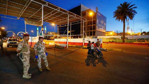 Soldados iraquianos ficam de guarda em uma rua em meio ao coronavírus - Sputnik Brasil
