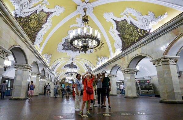 Turistas na estação Komsomolskaya do anel metroviário de Moscou - Sputnik Brasil