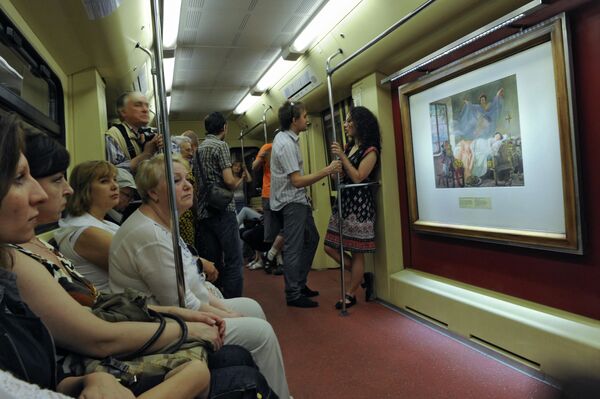 Passageiros viajam em vagão do trem Aquarela do metrô de Moscou - Sputnik Brasil
