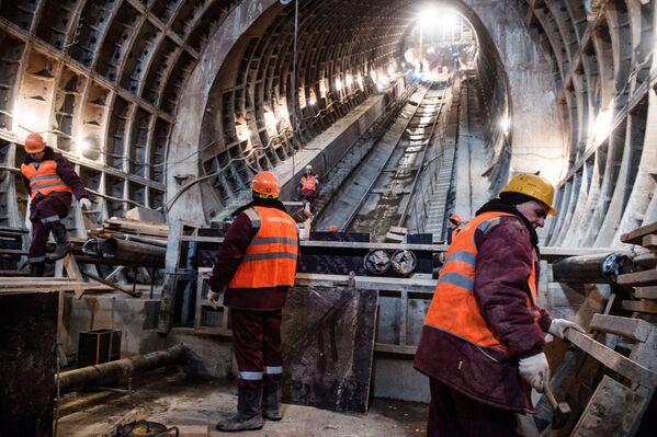 Trabalhadores durante a construção da estação Fonvizinskaya da linha Lyublinsko-Dmitrovskaya do metrô moscovita - Sputnik Brasil
