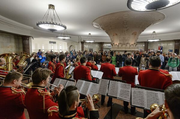 Orquestra estatal de instrumentos de sopro da Rússia em apresentação no salão de entrada da estação Kurskaya - Sputnik Brasil