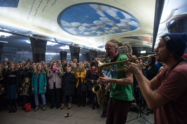 Concerto do grupo musical ½ Orchestra no salão de entrada da estação Mayakovskaya - Sputnik Brasil