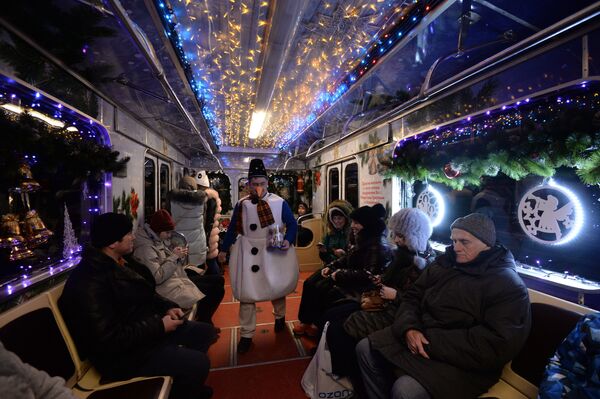 Passageiros em vagão com tema natalino de um trem enfeitado para o Ano Novo no metrô de Moscou - Sputnik Brasil
