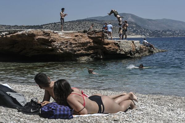 Pessoas tomando banhos de sol nos subúrbios de Atenas, Grécia - Sputnik Brasil