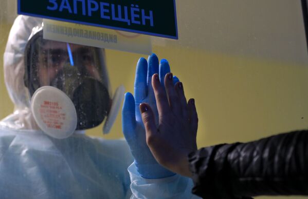 Profissional de saúde na ala de recuperação dos infectados com COVID-19 em um hospital na Rússia - Sputnik Brasil