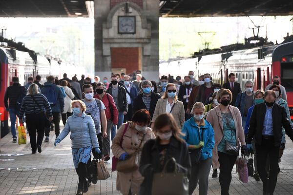 Passageiros na plataforma de estação ferroviária em Moscou - Sputnik Brasil