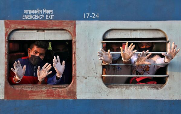 Passageiros acenando com as mãos de uma janela de trem na Índia - Sputnik Brasil
