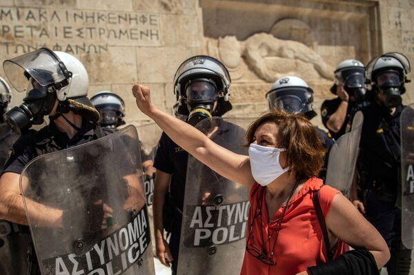 Manifestantes e policiais durante protestos em frente ao Parlamento grego, em Atenas - Sputnik Brasil