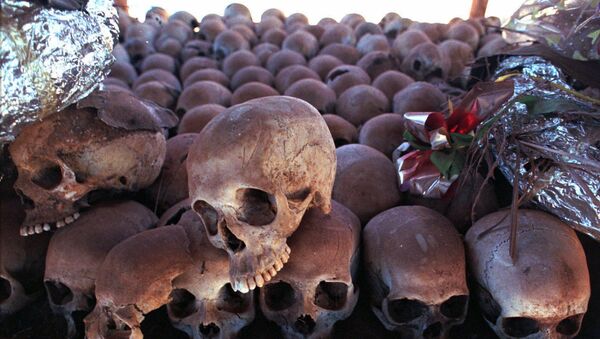 Esqueletos de vítimas do genocídio em Ruanda em memorial na igreja de Ntarama. No local, aproximadamente 5 mil pessoas foram mortas em um massacre em 1994. - Sputnik Brasil