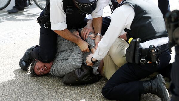 O manifestante é detido por policiais durante protesto contra o lockdown, em Londres, no Reino Unido, em 16 de maio de 2020. - Sputnik Brasil