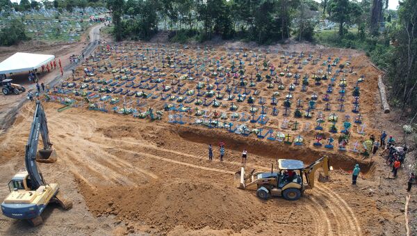 Covas abertas no Cemitério Parque de Manaus, em 21 de abril de 2020, no bairro Tarumã, zona oeste da cidade de Manaus - Sputnik Brasil