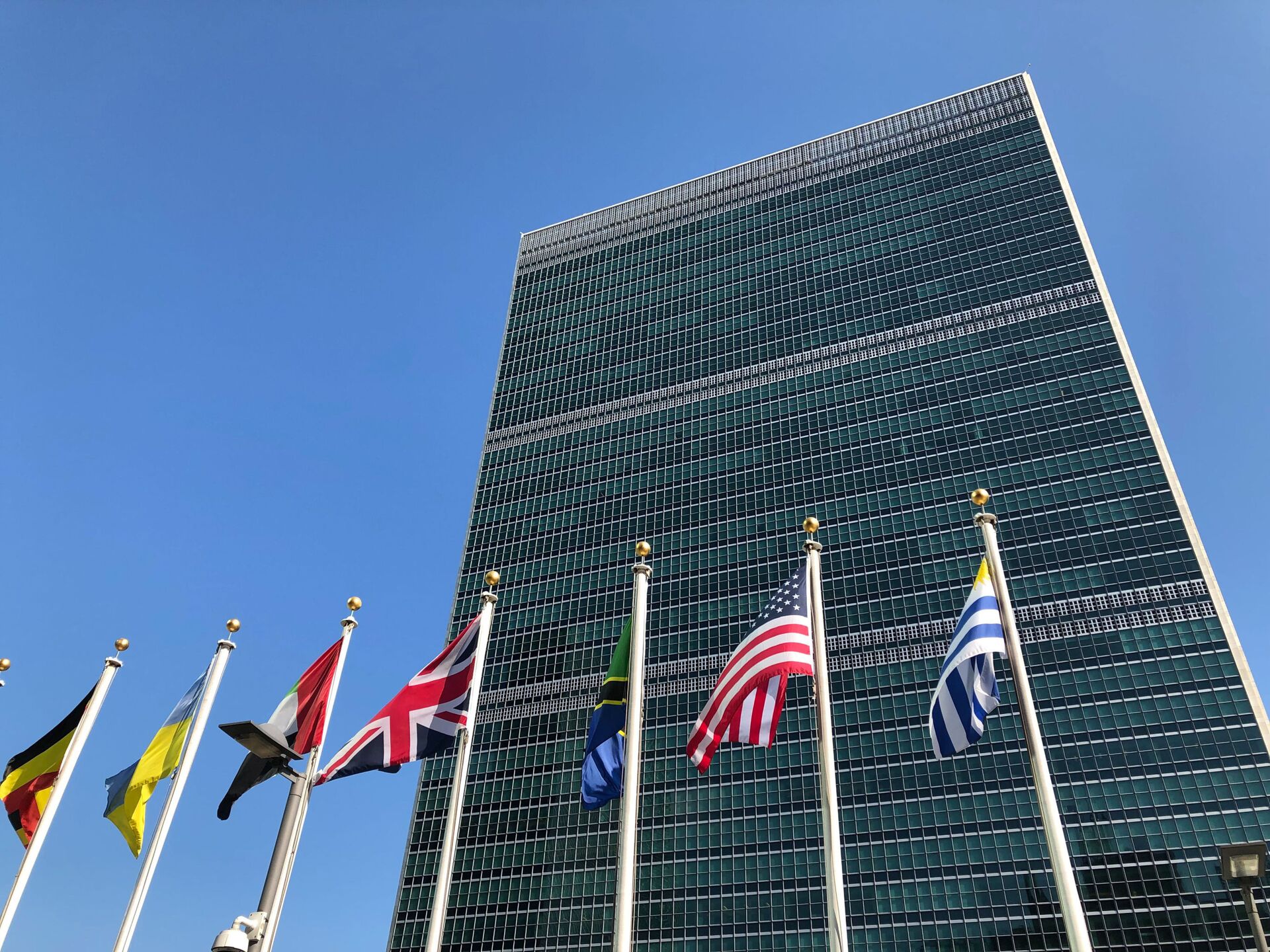 Sede da ONU em Nova York com bandeiras dos Estados-membros - Sputnik Brasil, 1920, 09.11.2021