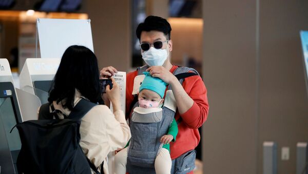 Passageiros em máscaras no Aeroporto Internacional de Gimpo em Seul - Sputnik Brasil