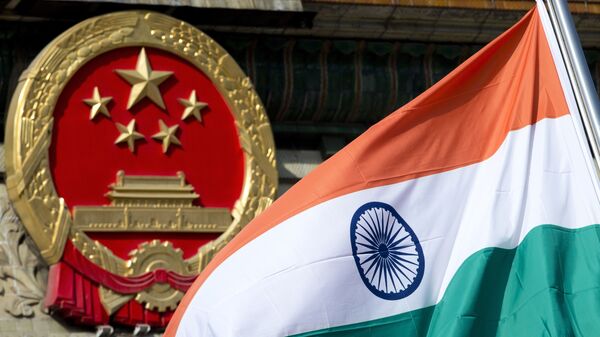 Bandeira da Índia ao lado do brasão nacional da China, em Pequim - Sputnik Brasil