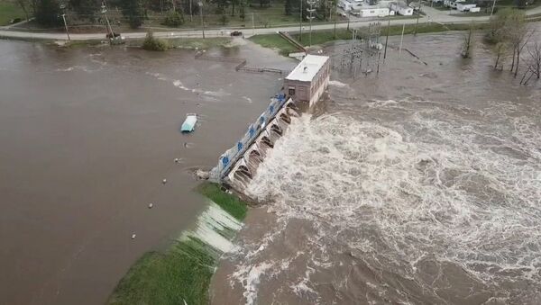 Vista aérea de inundações à medida que a água ultrapassa a barragem de Sanford, Michigan, EUA, 19 de maio de 2020 - Sputnik Brasil