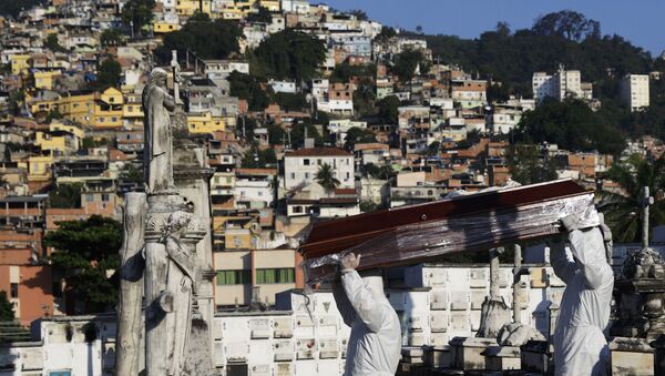 Coveiros preparam enterro de vítima do novo coronavírus, no Rio de Janeiro, 18 de maio de 2020 - Sputnik Brasil