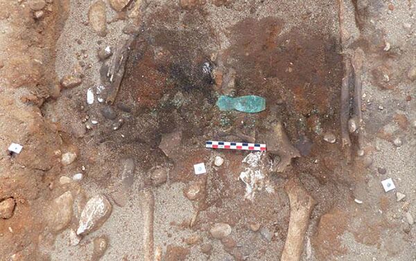 Fragmento de decoração junto aos restos mortais de um sepultamento antigo descoberto na França - Sputnik Brasil