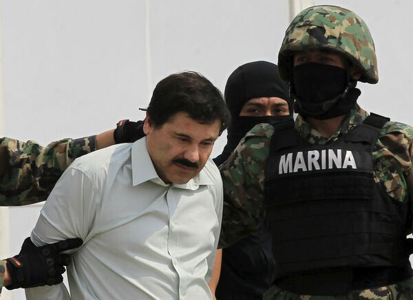 Joaquín Guzmán, El Chapo, ao ser capturado em 2014. Ele era um dos líderes do Cartel de Sinaloa, no México. - Sputnik Brasil