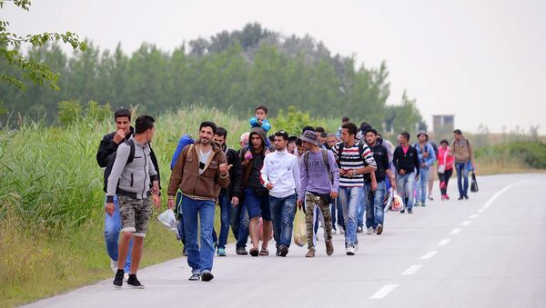 Migrantes. Na maior parte da Síria, andam em grupos em direção a Hungria em Kanjiza, no norte da Sérvia, perto da fronteira com a Hungria. - Sputnik Brasil