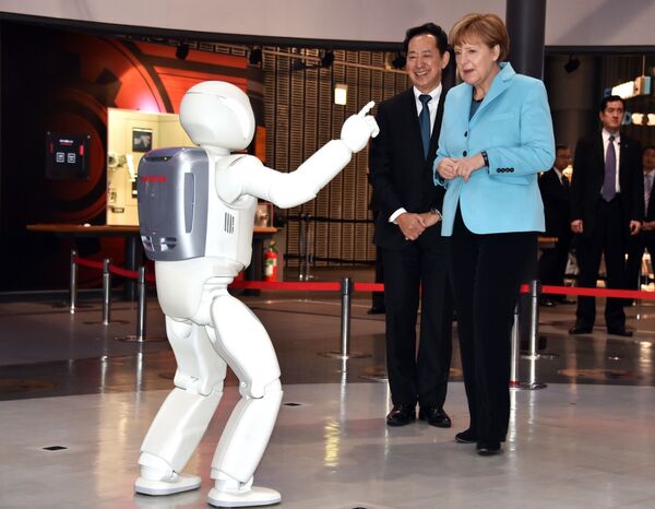 Robô Asimo performa perante a chanceler alemã Angela Merkel em Tóquio. - Sputnik Brasil