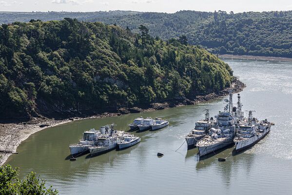 Navios de guerra descomissionados e abandonados em um cemitério de navios na região da Bretanha, França - Sputnik Brasil