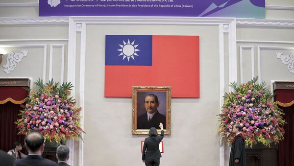 Presidente taiwanesa Tsai Ing-wen faz saudação diante quadro com imagem do líder revolucionário chinês Sun Yat-sen durante posse de seu segundo mandato presidencial - Sputnik Brasil