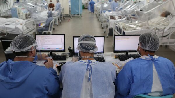 Médicos em uma Unidade de Tratamento Intensivo (UTI), no Hospital Gilberto Novaes, em Manaus, 20 de maio de 2020 - Sputnik Brasil