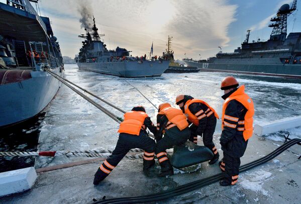 Equipe de terra atraca navio no porto de Vladivostok - Sputnik Brasil