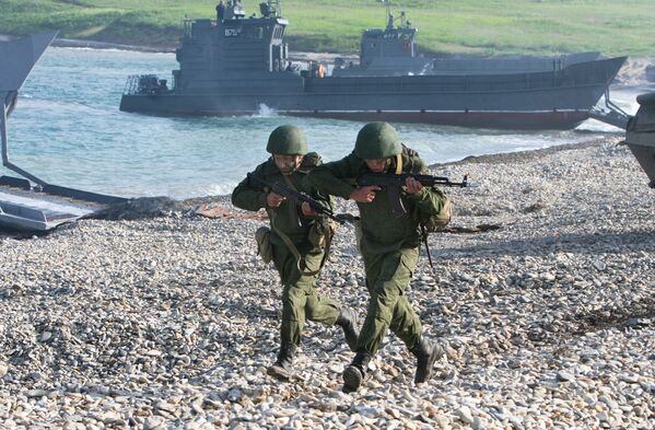 Desembarque de fuzileiros russos em praia durante as manobras militares Vostok 2010 - Sputnik Brasil