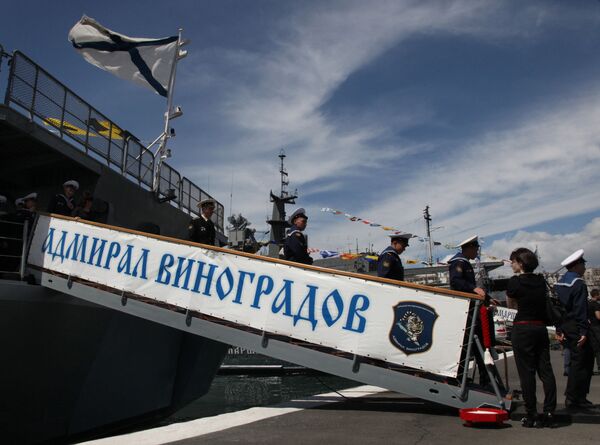 Marinheiros desembarcam do navio Admiral Vinogradov da Frota do Pacífico - Sputnik Brasil
