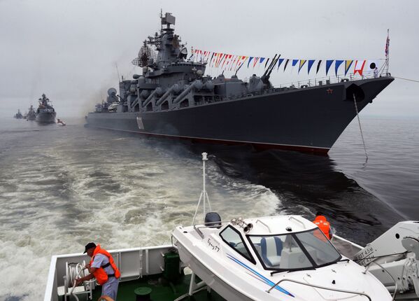 Cruzador Varyag durante celebrações do Dia da Frota do Pacífico em Vladivostok - Sputnik Brasil