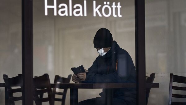 Homem usa máscara para se proteger do coronavírus na Suécia - Sputnik Brasil