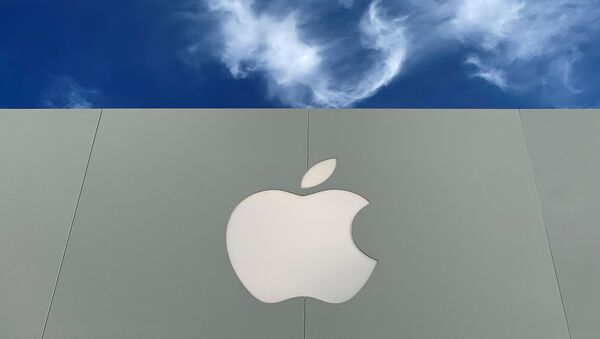 Logotipo da Apple é exibido em uma loja da companhia na Califórnia, EUA - Sputnik Brasil