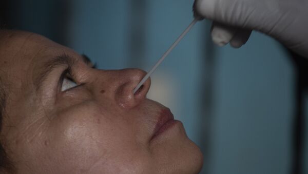 Profissional da saúde faz coleta nasal de mulher na Guatemala - Sputnik Brasil