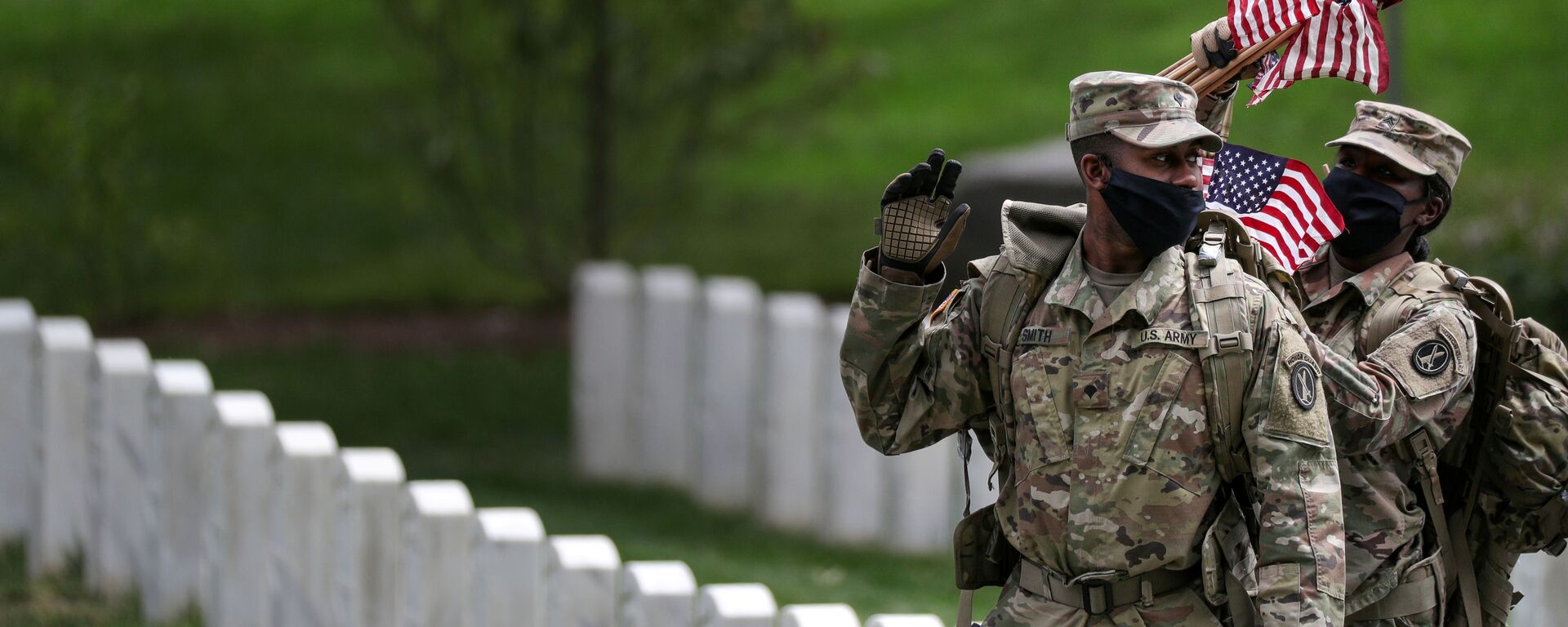 Soldados norte-americanos durante visita ao cemitério nacional de Arlington, na Virgínia, EUA, 21 de maio de 2020 - Sputnik Brasil, 1920, 06.07.2023