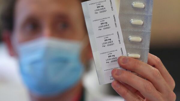 Farmacêutico mostra pílulas de hidroxicloroquina usadas para tratar paciente com COVID-19 em hospital em Liege, na Bélgica - Sputnik Brasil